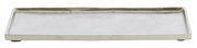 Rechteckige, flache Metallschale in Silberoptik, frontal von der Seite fotografiert.