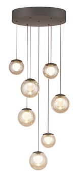 Moderne LED-Pendelleuchte mit sieben kugelförmigen Glaskörpern, die von einer runden Deckenhalterung herabhängen. Perspektive von unten.