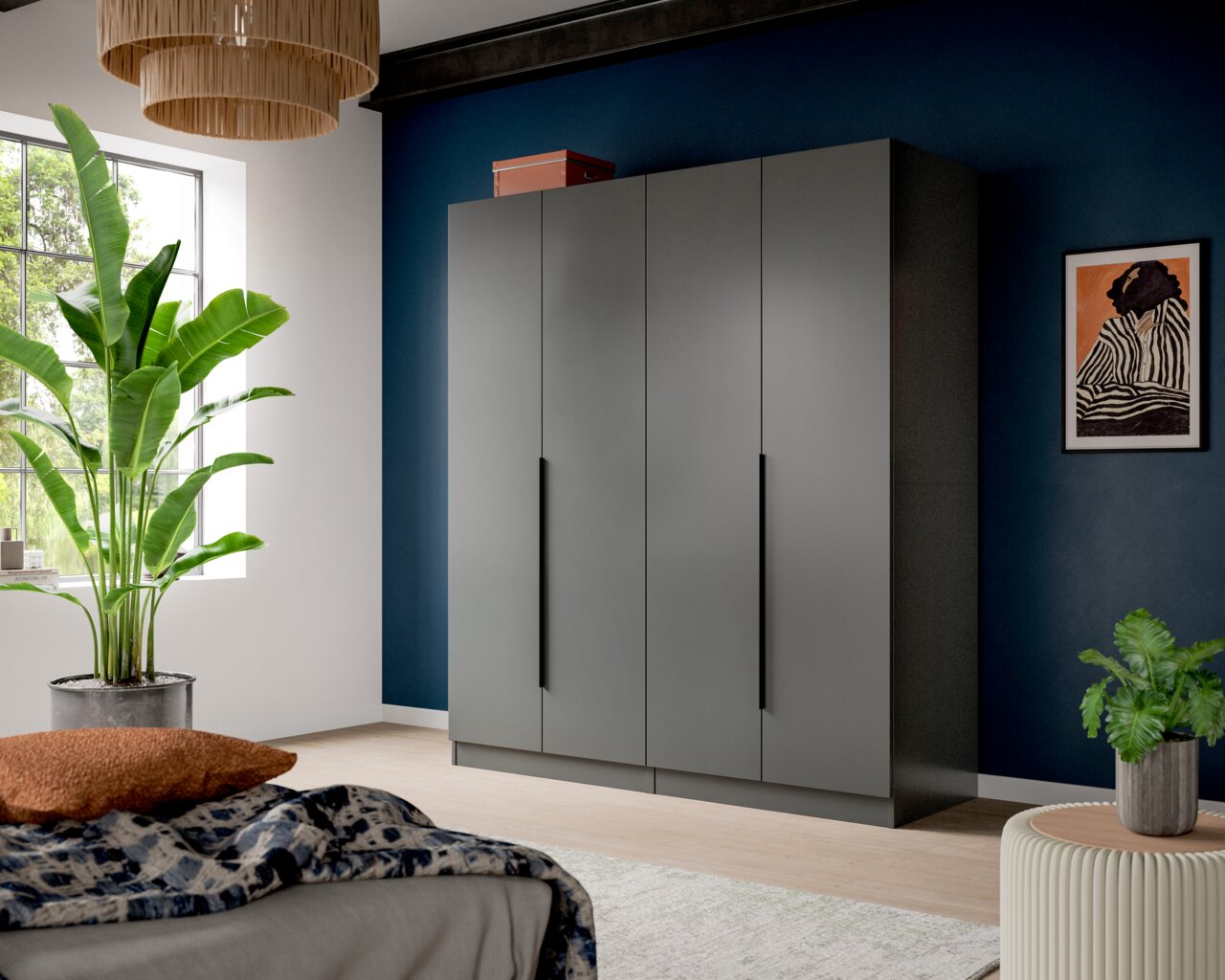 Moderner, großer Kleiderschrank in mattem Grau mit vier Türen und langen schwarzen Griffen vor dunkelblauer Wand im Schlafzimmer, Perspektive: frontale Ansicht leicht von links