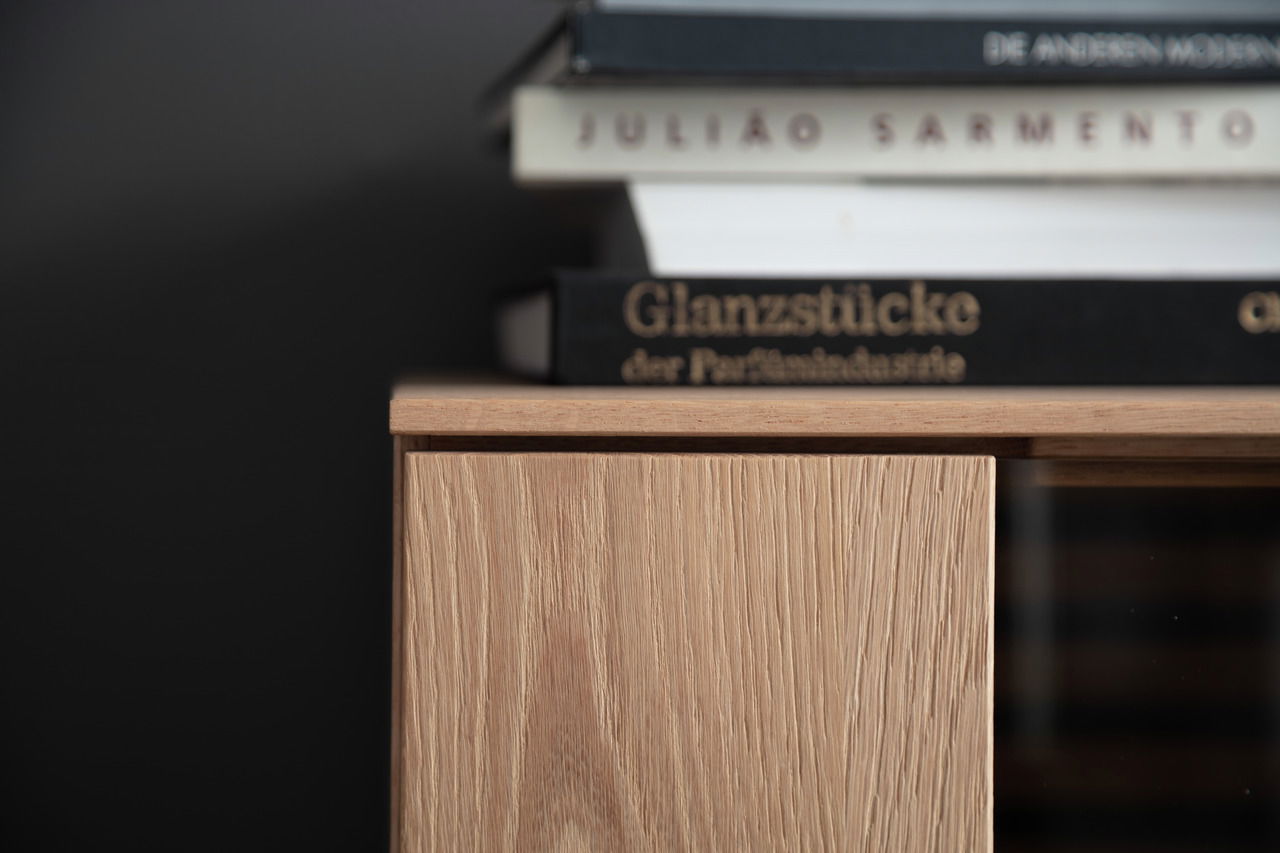 Schöner Wohnen Highboard YONNA Nahaufnahme eines Highboards aus Holz mit Büchern darauf, seitliche Perspektive