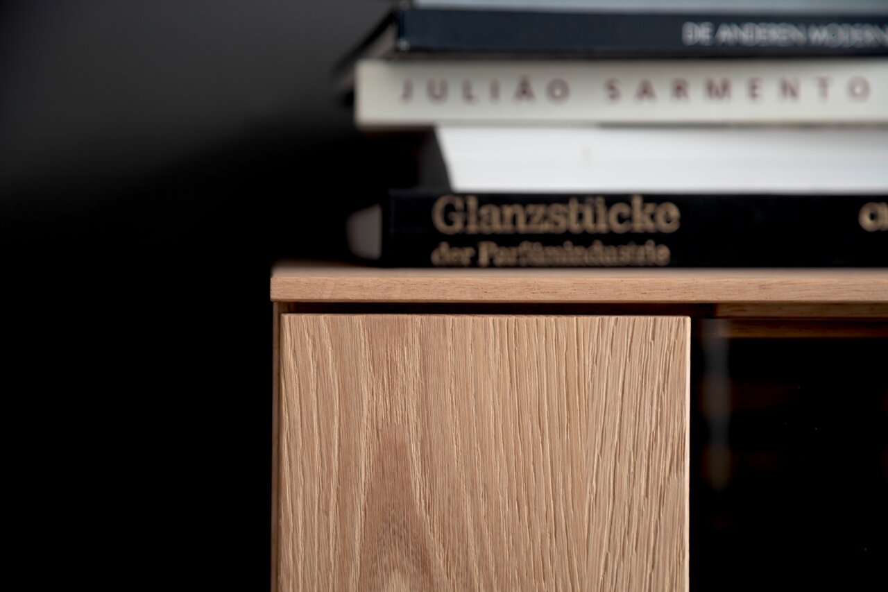 Schöner Wohnen Hoog dressoir YONNA Nahaufnahme eines Highboards aus Holz mit Büchern darauf, seitliche Perspektive