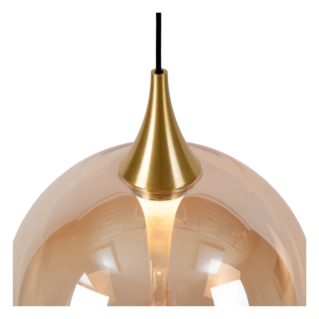 Close-up van een hanglamp met een gouden voet en een transparante, bolvormige kap, gezien van bovenaf.