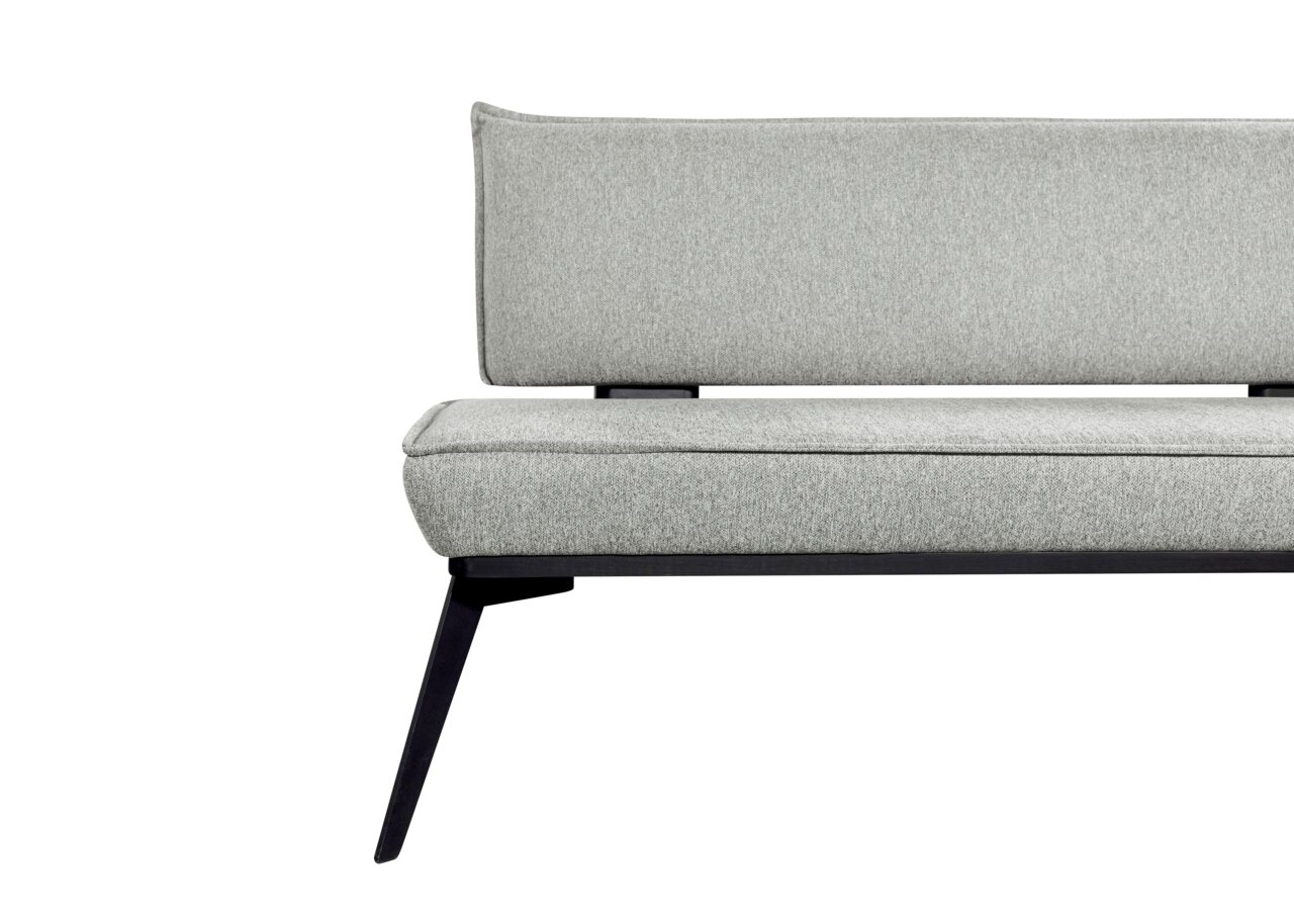 Moderne graue Bank mit schwarzem Gestell, seitliche Perspektive