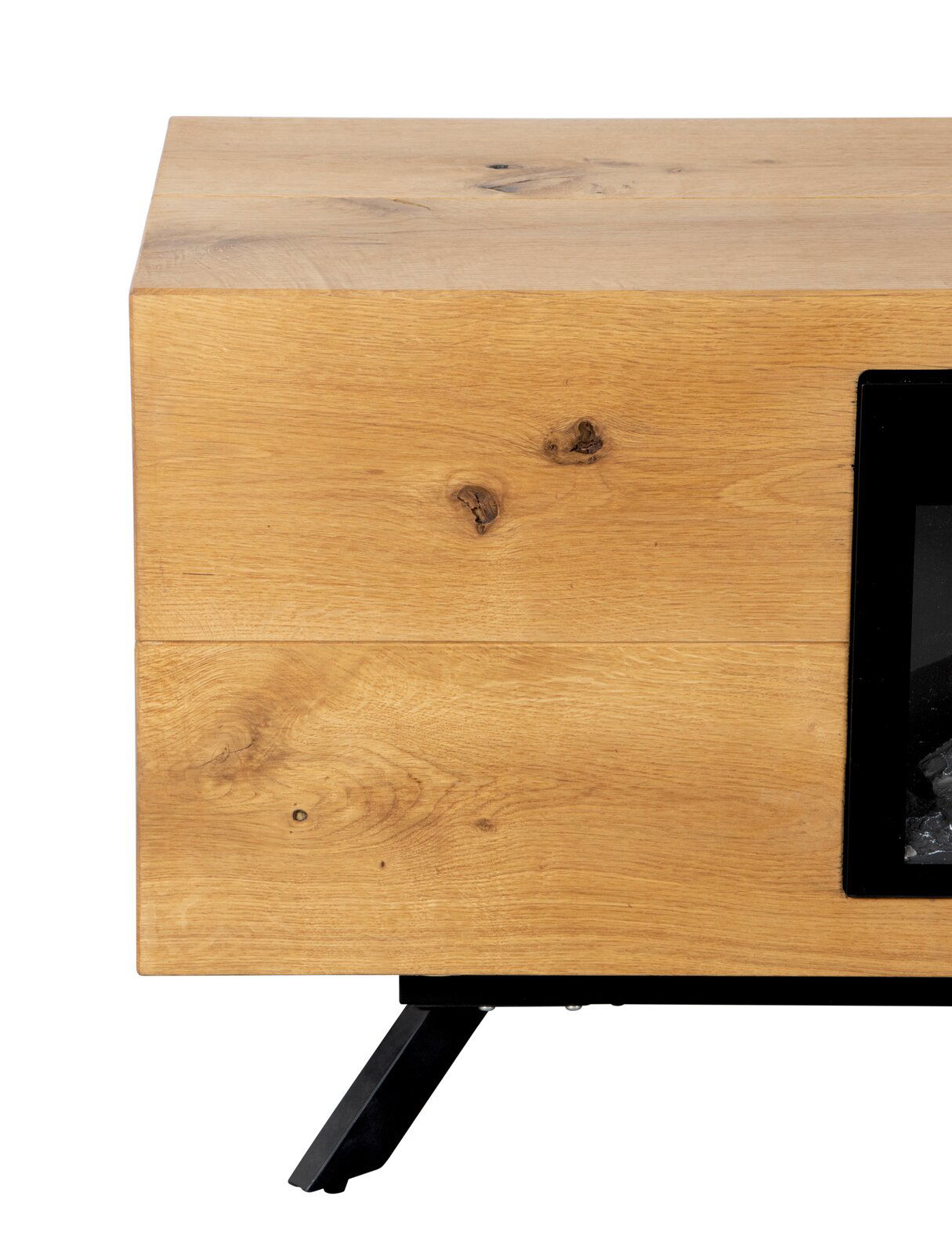 Nahaufnahme eines Holz-Kamins mit natürlicher Maserung und Astlöchern, schwarzem Metallfuß und teilweise sichtbarer Glasfront, Ansicht schräg von vorne