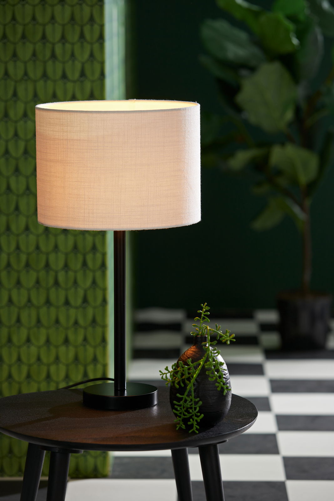 Light&Living Lampenfuß WASHINGTON Moderner Lampenfuß mit rundem, beigem Lampenschirm auf einem Tisch, umgeben von grüner Dekoration. Perspektive: seitlich.