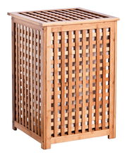 Wäschesammler aus Bambus in schräger Perspektive, mit Gitterdesign und natürlicher Holzoptik.