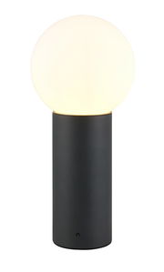 Moderne Außen-Sockelleuchte mit kugelförmigem Leuchtkörper auf zylindrischem Sockel, frontal betrachtet.