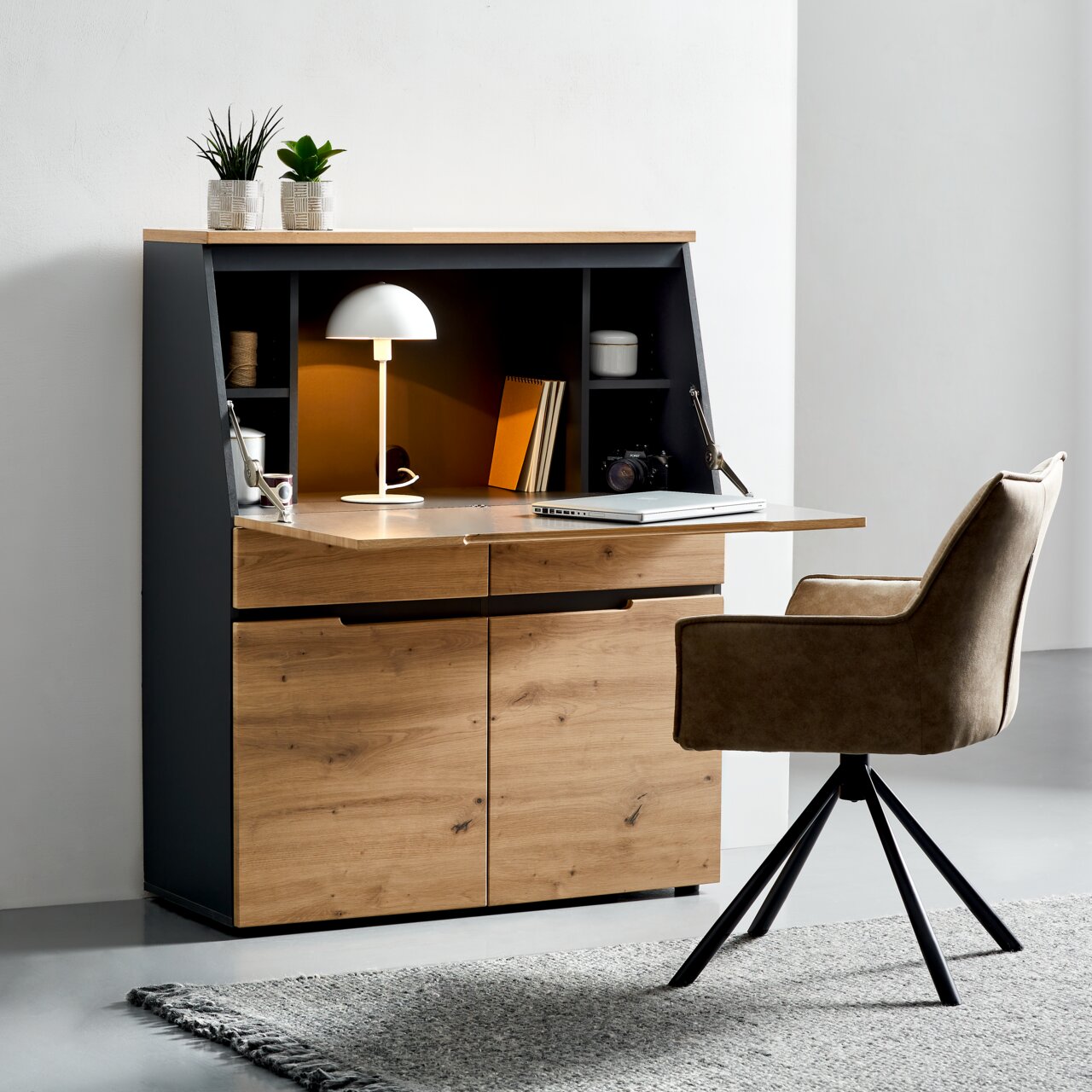 Voleo Sekretär DETROIT Moderner Sekretär aus Holz mit schwarzem Rahmen, ausgestattet mit Regalfächern und einer Schreibtischlampe, seitliche Perspektive.