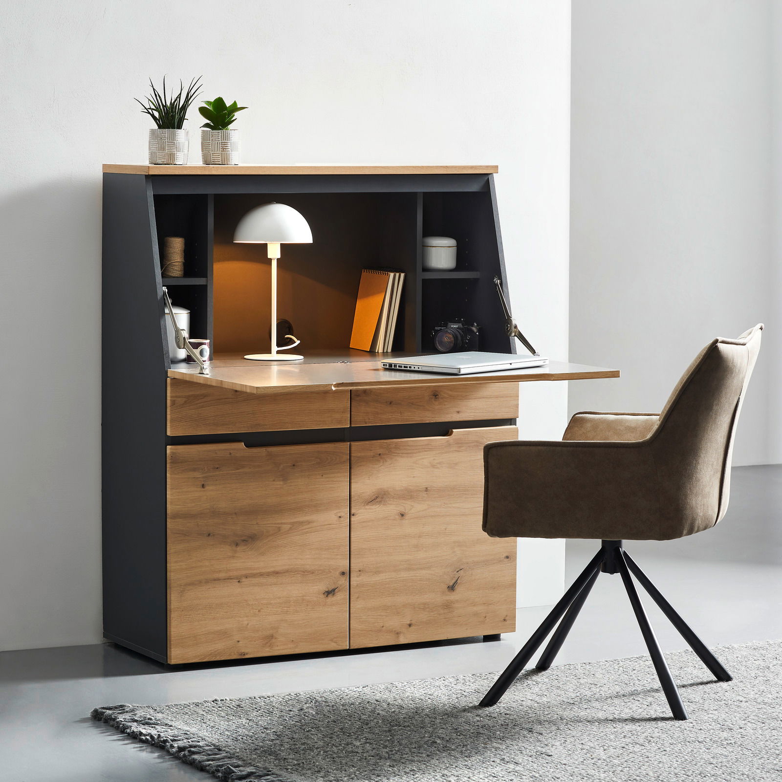Moderner Sekretär aus Holz mit schwarzem Rahmen, ausgestattet mit Regalfächern und einer Schreibtischlampe, seitliche Perspektive.