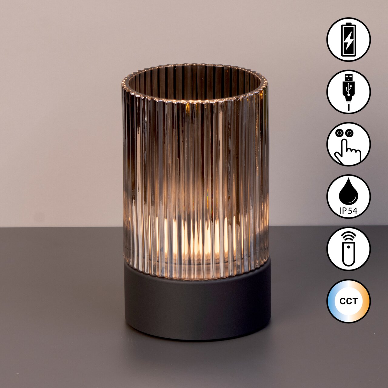 Akku-Windlicht mit geriffeltem Glas und schwarzem Sockel, seitliche Ansicht, Symbole für USB-Ladung, Touch-Bedienung, IP54-Schutz, Fernbedienung und CCT-Farbtemperatur.
