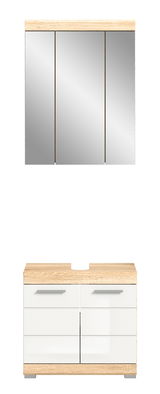 Frontale Ansicht einer modernen Badkombination mit einem dreiteiligen Spiegelschrank und einem Unterschrank in Holzoptik und weißen Fronten.