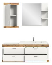 Moderne Badkombination in Weiß mit Holzdetails, bestehend aus einem Waschbeckenunterschrank mit Schubladen und einem Spiegelschrank mit offenen Regalen, frontal betrachtet.