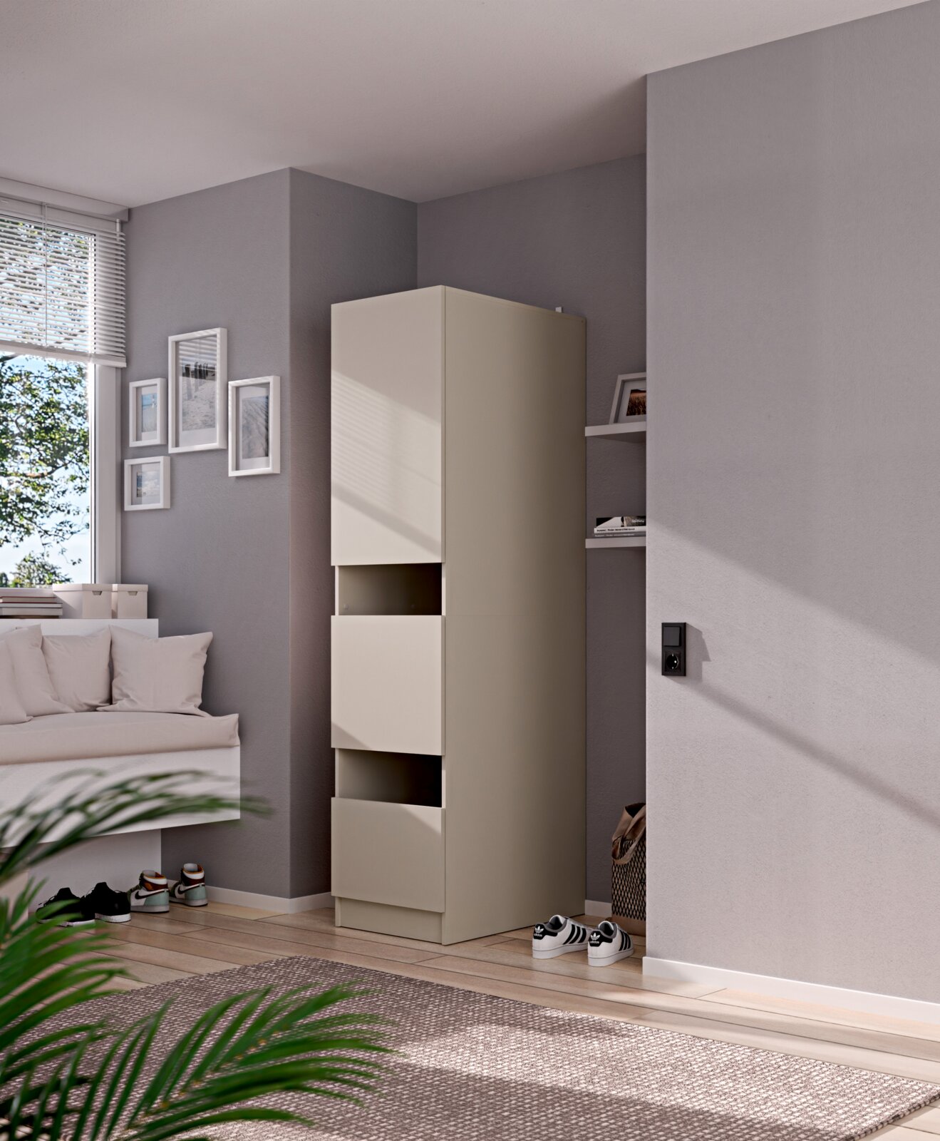 Hoher, schmaler Schrank in Beige mit drei versetzt geöffneten Fächern in modernem Schlafzimmer, perspektivisch in leichter Seitenansicht von vorne (3/4-Ansicht) aufgenommen.