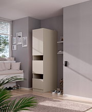 Hoher, schmaler Schrank in Beige mit drei versetzt geöffneten Fächern in modernem Schlafzimmer, perspektivisch in leichter Seitenansicht von vorne (3/4-Ansicht) aufgenommen.