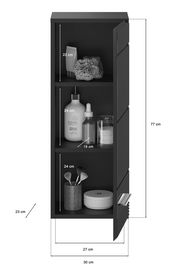 Schwarzer Hängeschrank mit drei offenen Regalfächern, gefüllt mit Pflegeprodukten und Accessoires, seitliche Perspektive