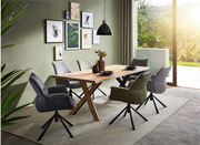 Esszimmer mit modernem Holztisch und sechs drehbaren Sesseln der Serie KONYA in verschiedenen Farben, seitliche Perspektive.