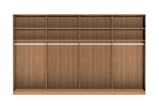 Vierschichtiger Schwebetürenschrank aus Holz mit offener Frontansicht, zeigt mehrere Regalfächer und Kleiderstangen.
