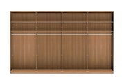 Vierschichtiger Schwebetürenschrank aus Holz mit offener Frontansicht, zeigt mehrere Regalfächer und Kleiderstangen.