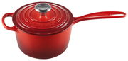 Rote Stielkasserolle von Le Creuset, seitliche Perspektive