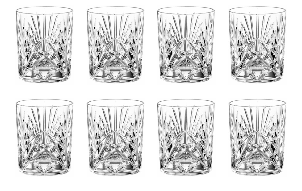 Acht transparante kristallen whiskyglazen met een gefacetteerd slijp patroon, van voren in rijen gefotografeerd tegen een witte achtergrond.