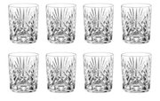 Acht transparante kristallen whiskyglazen met een gefacetteerd slijp patroon, van voren in rijen gefotografeerd tegen een witte achtergrond.
