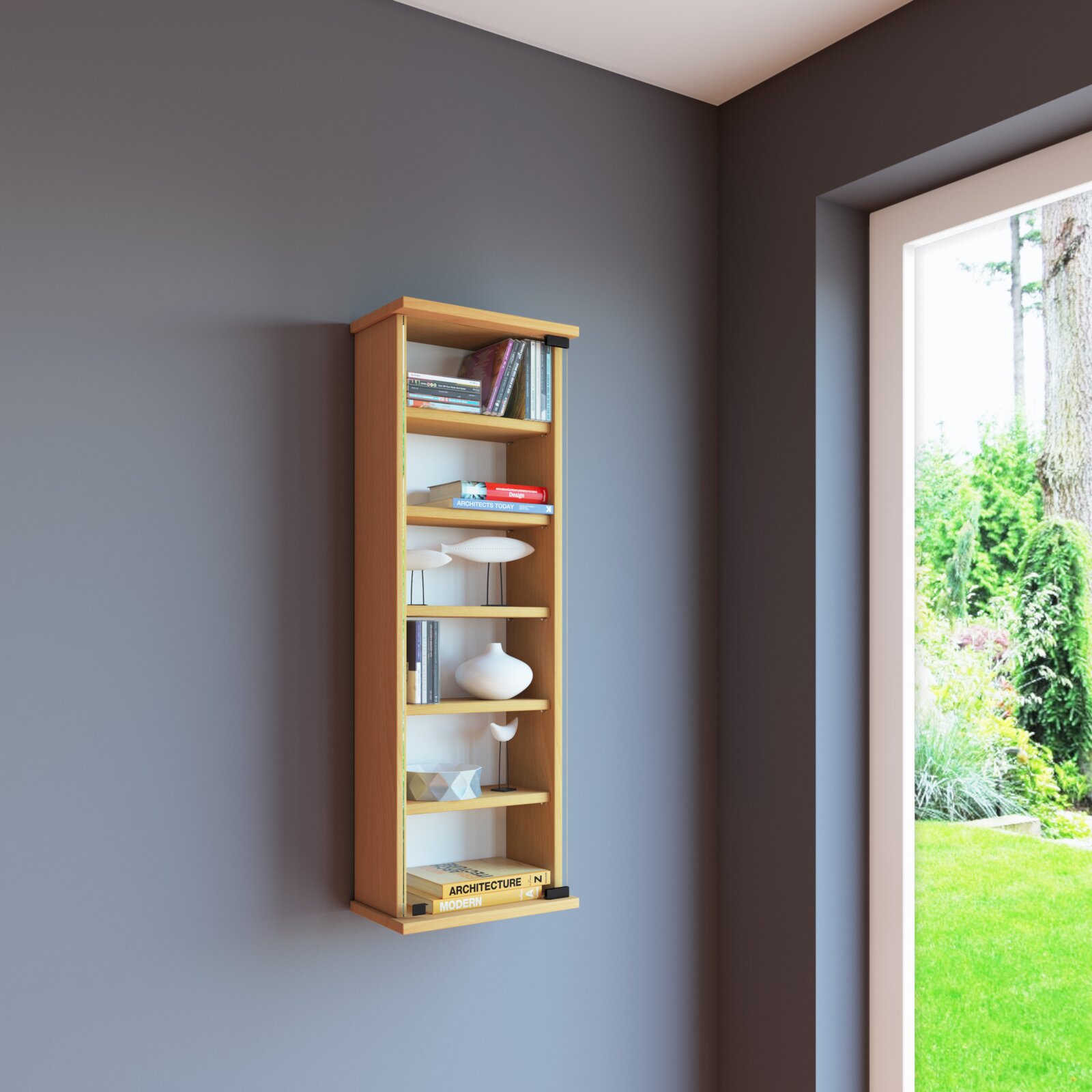 VCM CD/DVD Wandregal LOPOSA Schmales, wandmontiertes Holzregal mit mehreren Ablageböden, dekoriert mit Büchern und Vasen, im modernen Raum neben einem Fenster; frontale Ansicht mit leichter Seitenperspektive.
