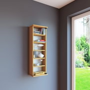 Schmales, wandmontiertes Holzregal mit mehreren Ablageböden, dekoriert mit Büchern und Vasen, im modernen Raum neben einem Fenster; frontale Ansicht mit leichter Seitenperspektive.