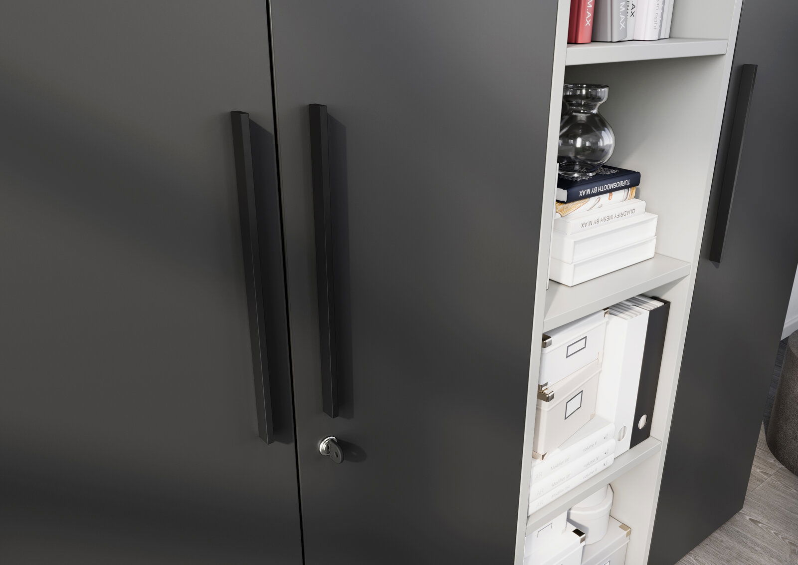 Nahaufnahme eines schmalen Aktenschranks mit schwarzen Türen und offenen Regalen, gefüllt mit Büchern und Ordnern, aus seitlicher Perspektive.