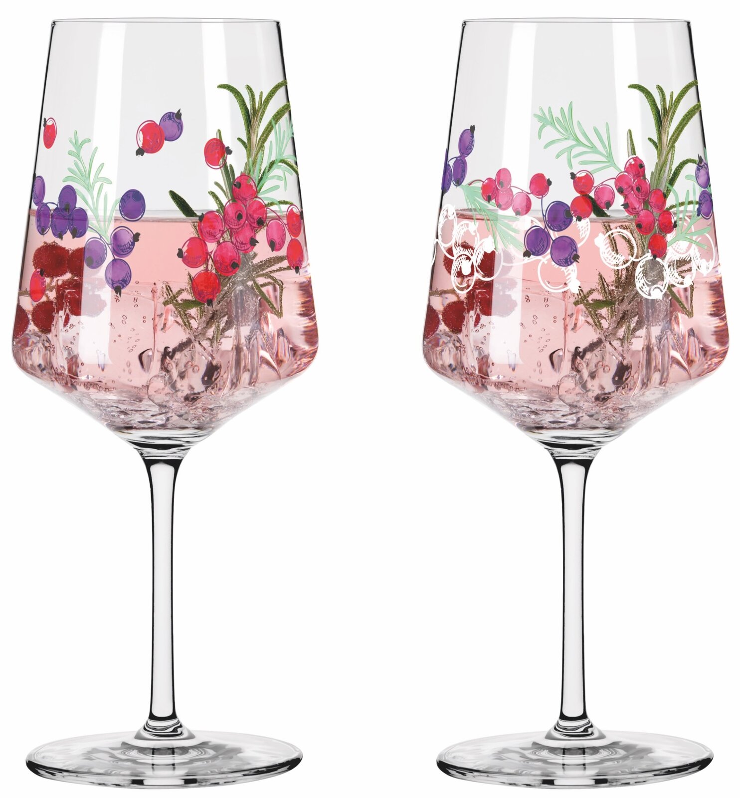 Zwei elegante Weingläser mit buntem Beeren- und Kräutermuster, gefüllt mit einem rosafarbenen Getränk, seitliche Perspektive