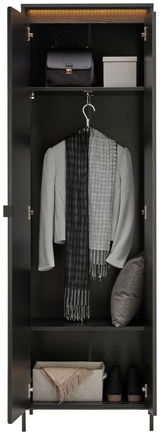 Garderobenschrank in schwarzer Farbe, frontal geöffnet, mit mehreren Fächern. Oben eine Handtasche und eine Box, in der Mitte ein grauer Blazer mit Schal, unten ein Kissen und ein Paar Schuhe.