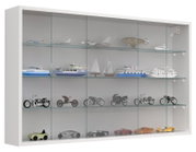 Weiße Wandvitrine mit transparenten Glas-Schiebetüren und mehreren Glasböden zur Präsentation von Modellfahrzeugen und -schiffen, Frontansicht in leichter Perspektive von links