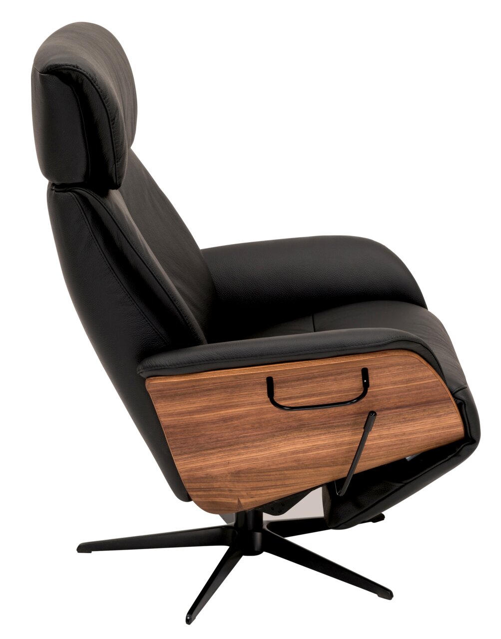 Zijaanzicht van een moderne relaxfauteuil met zwarte lederen bekleding en houten panelen.
