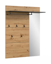 Moderne Wandgarderobe mit Holzpaneel in Eiche-Optik, schwarzer Hutablage und Kleiderstange, mehreren schwarzen Haken sowie seitlichem Spiegel, freigestellt auf weißem Hintergrund, in frontaler leicht schräger Perspektive von links