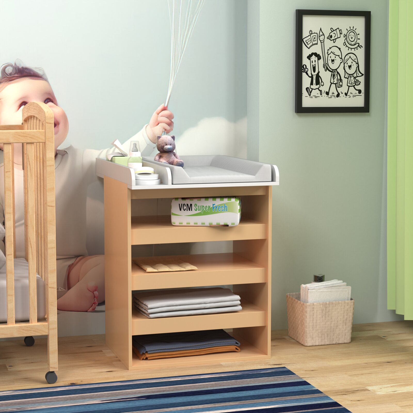Wickelkommode aus hellem Holz mit grauer Wickelauflage und offenen Ablagefächern im Babyzimmer, seitliche Frontansicht in leichtem Winkel von links