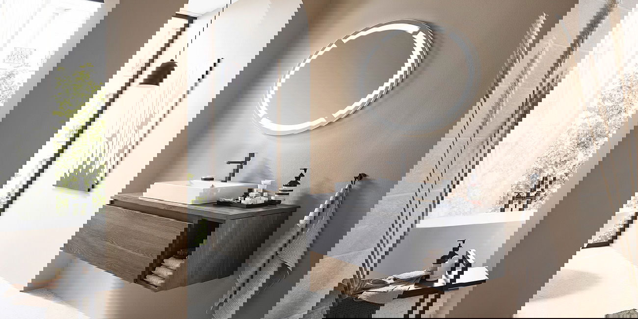 Helles Bad mit schwarzem Waschplatz, runder Leucht-Spiegel und großer Fensterfront.