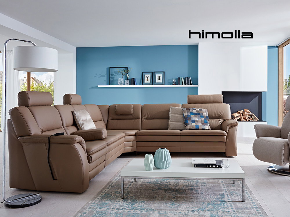 Gemütliches Himolla-Wohnzimmer mit großer Ledercouch, modernem Kamin und stilvollen Akzenten.