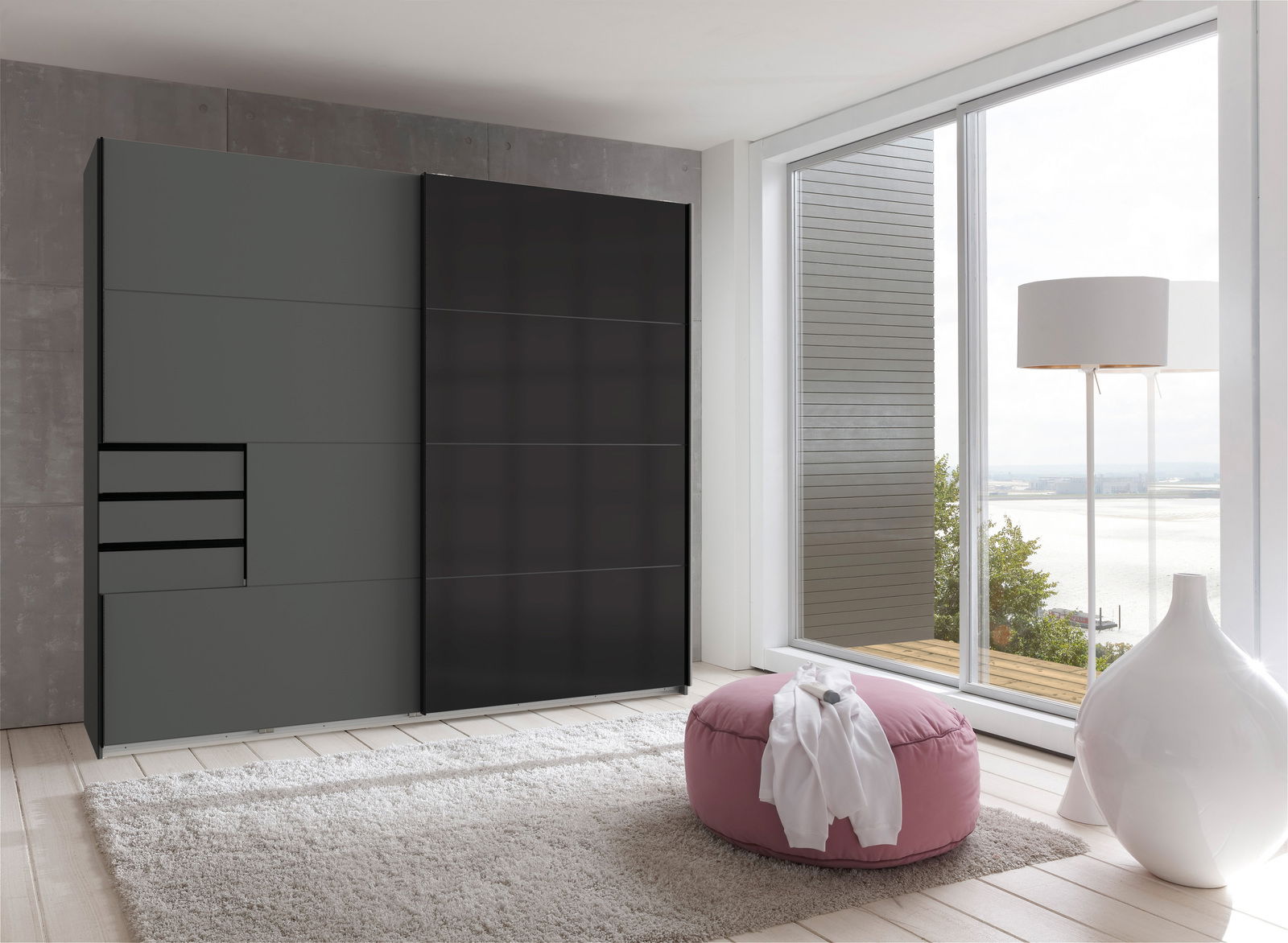 Moderner Schwebetürenschrank mit zwei Türen in einem stilvollen Raum mit Blick auf eine Terrasse. Perspektive von vorne links.