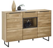 Modernes Sideboard aus Holz mit Glasvitrine in der Mitte, dekoriert mit Vasen und Büchern, seitliche Perspektive