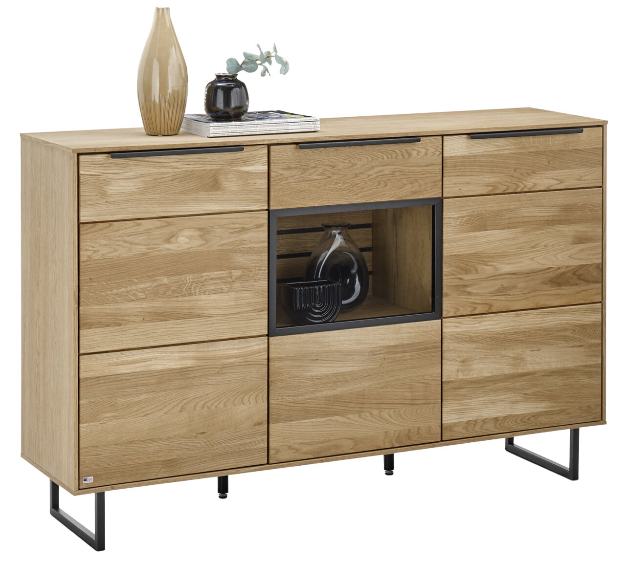 Set one by Musterring Sideboard SET ONE JACKSON Modernes Sideboard aus Holz mit Glasvitrine in der Mitte, dekoriert mit Vasen und Büchern, seitliche Perspektive