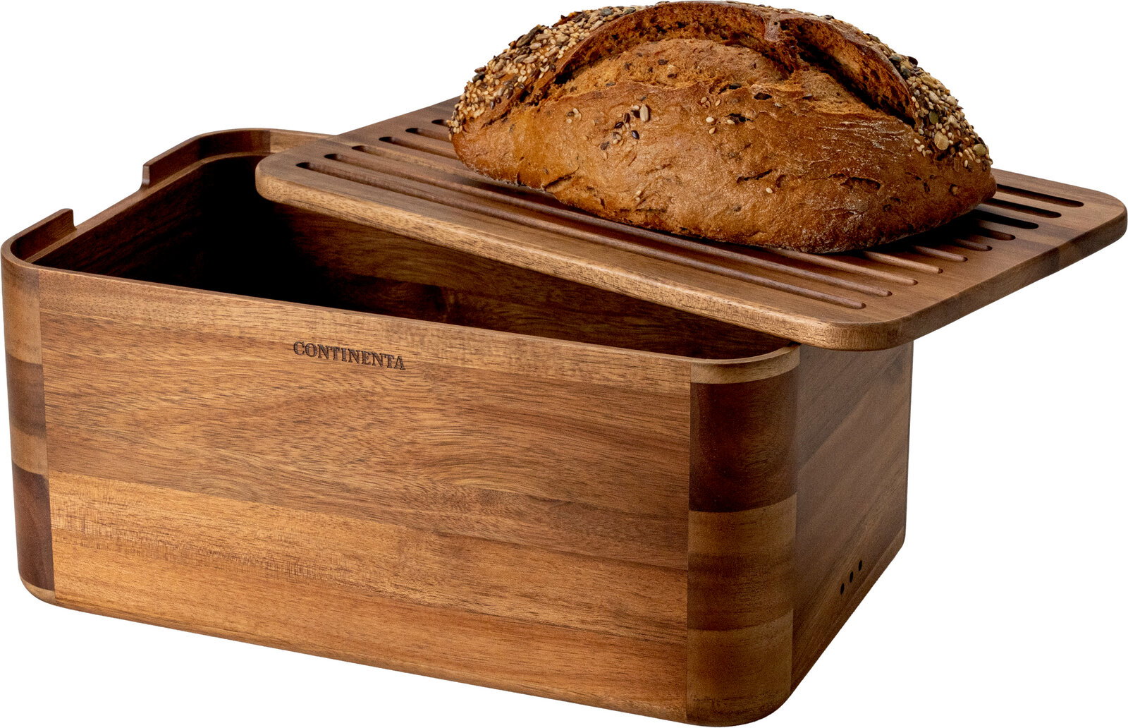 Holz-Brotkasten mit abnehmbarem, gerilltem Schneidebrett-Deckel und rundem Saatenbrot obenauf, in schräger Vorderansicht vor weißem Hintergrund