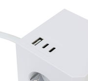 Nahaufnahme eines weißen Steckdosenwürfels mit USB-Anschlüssen, von oben betrachtet.