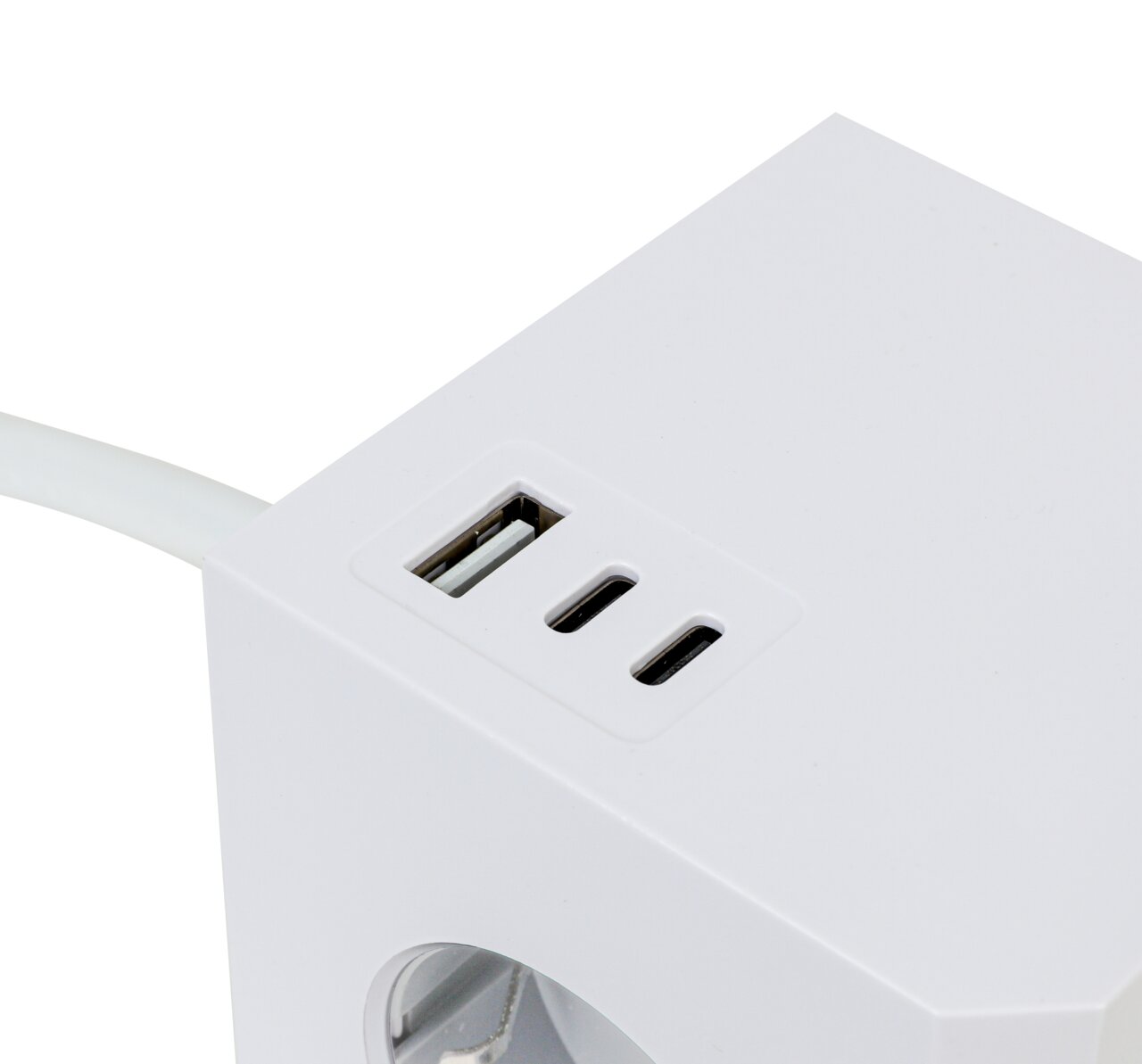 Nahaufnahme eines weißen Steckdosenwürfels mit USB-Anschlüssen, von oben betrachtet.
