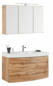 Moderne Badkombination mit Holzoptik, bestehend aus einem Waschtisch mit zwei Schubladen und einem dreitürigen Spiegelschrank, frontal abgebildet.