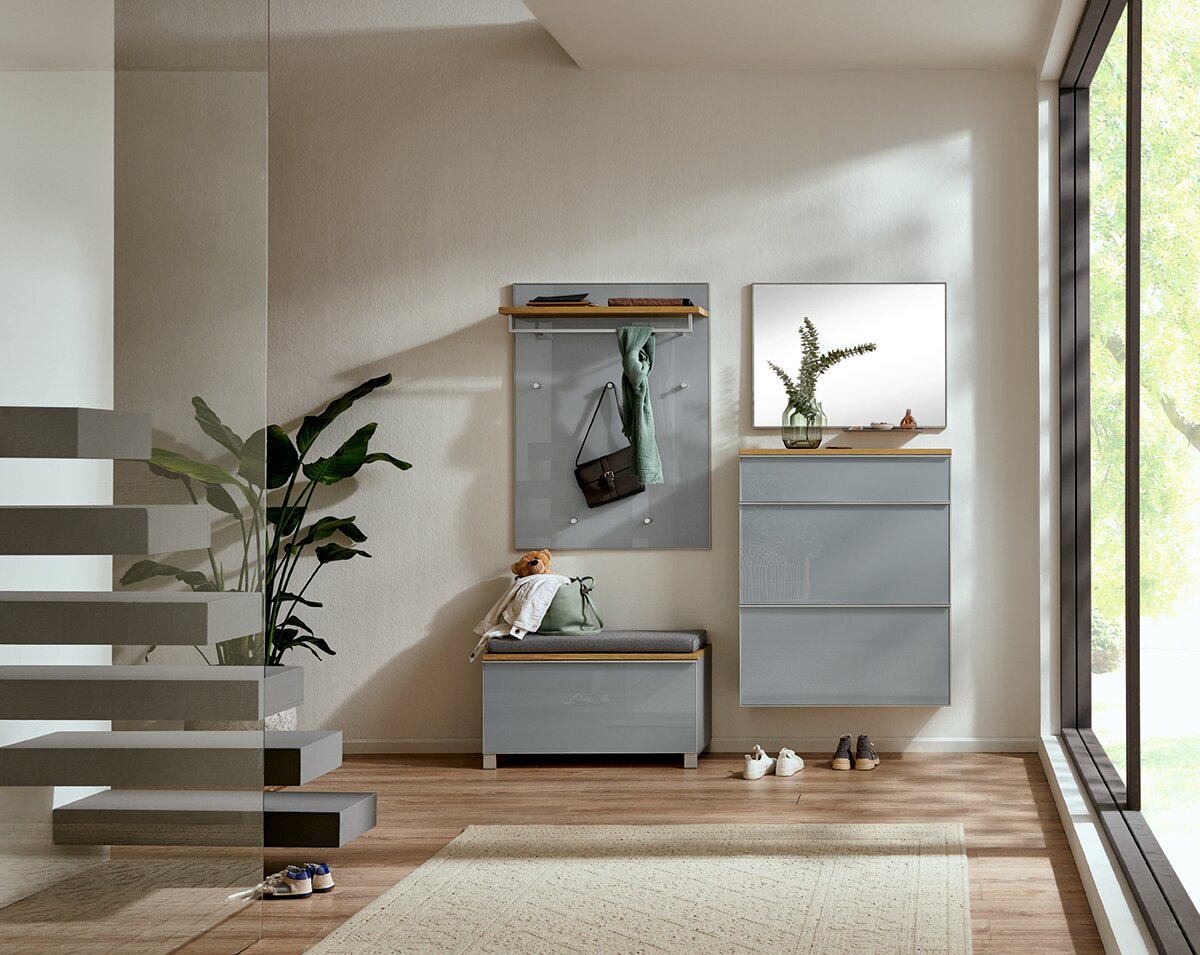 VOSS Garderoben-Set 6-tlg. VORTINA Modernes Garderoben-Set im Flur mit grauen Fronten und Holzablagen, bestehend aus Wandpaneel mit Haken, Sitzbank und Hängeschuhschrank mit Spiegel; frontale Perspektive.