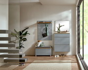 Modernes Garderoben-Set im Flur mit grauen Fronten und Holzablagen, bestehend aus Wandpaneel mit Haken, Sitzbank und Hängeschuhschrank mit Spiegel; frontale Perspektive.