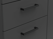 Nahaufnahme einer schwarzen Kommode mit modernen, rechteckigen Griffen, seitliche Perspektive