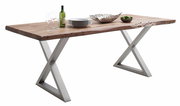 Moderner Esstisch mit natürlicher Holzplatte und X-förmigen Metallbeinen, seitliche Perspektive