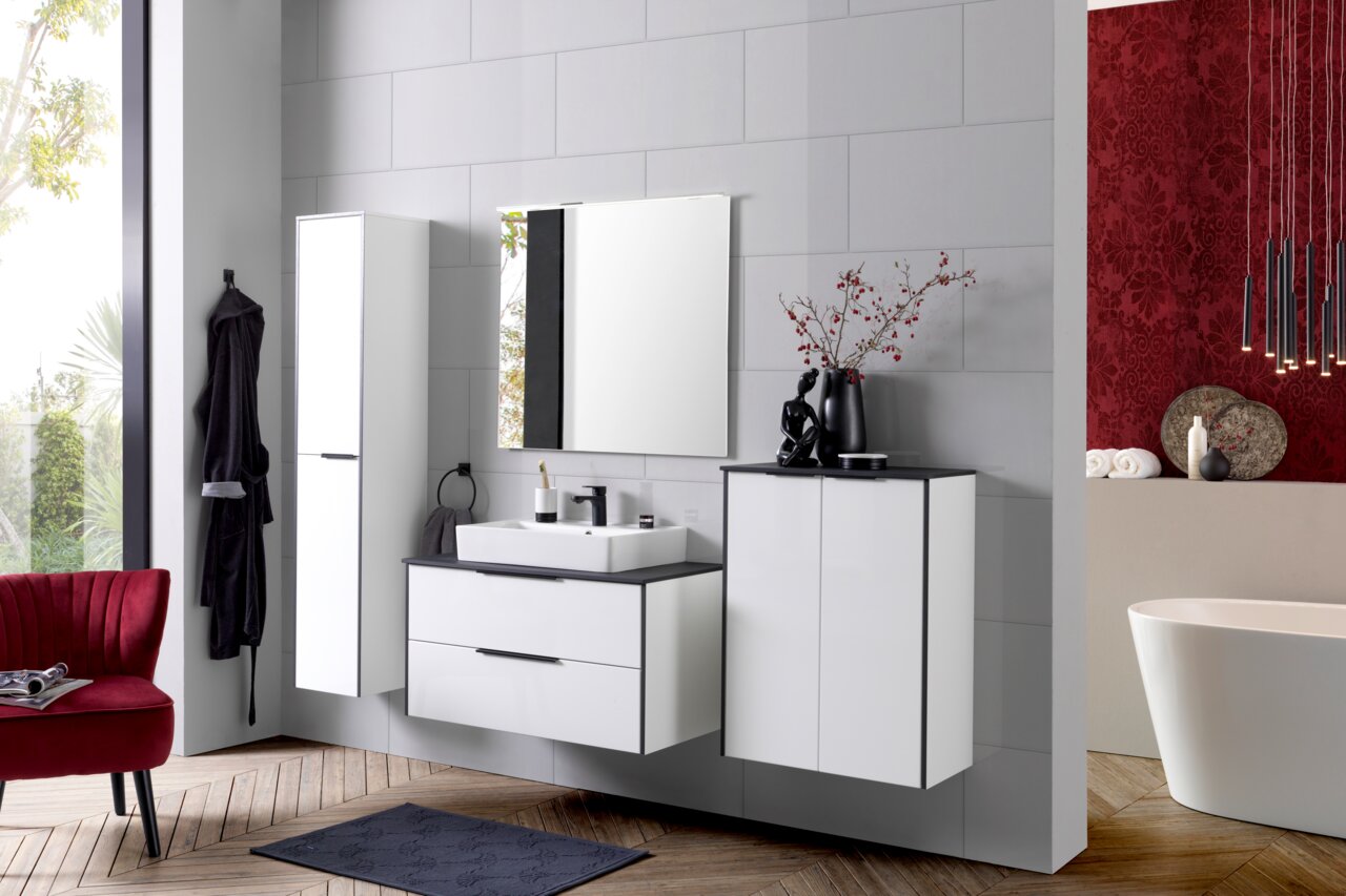 Moderne hoge kast in een stijlvolle badkamer, links naast een wastafel, gezien vanuit het vooraanzicht.