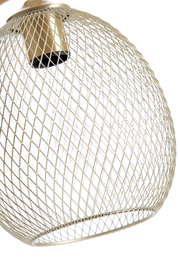 Nahaufnahme einer Tischleuchte mit einem goldenen Drahtgitter-Schirm, seitliche Perspektive.