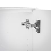 Nahaufnahme eines Scharniers an einer weißen Kommodentür, von innen betrachtet.